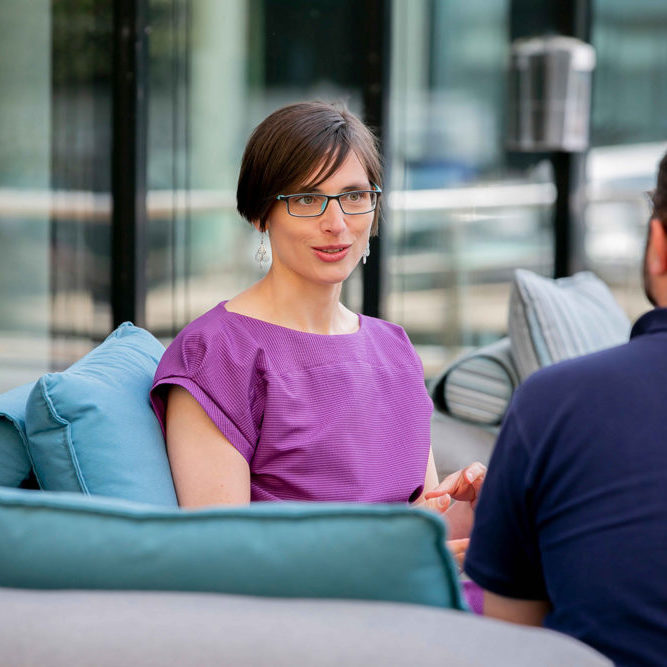 Sarah Gierhan im Coachinggespräch vertieft