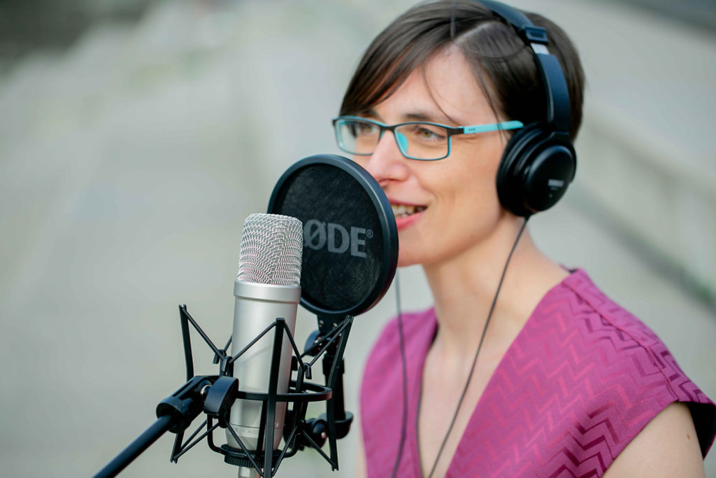 Sarah Gierhan spricht ein Live-Coaching für ihren Podcast ein.